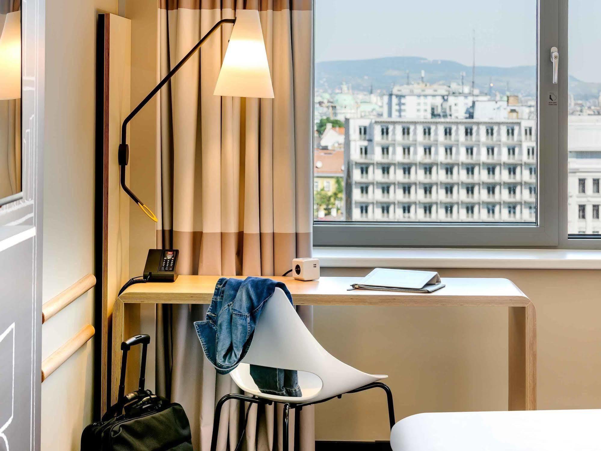 Ibis Hauptbahnhof Hotel 3*